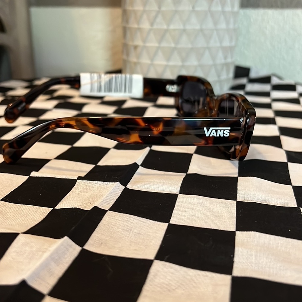 Vans Women’s Cheetah print UV400 protection sunglasses. NWT - Picture 5 of 8